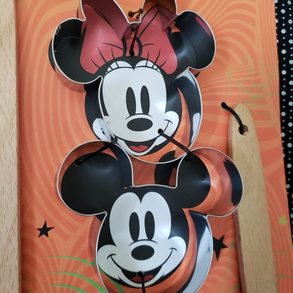 Mickey and Minnie mouse Halloween utensils
